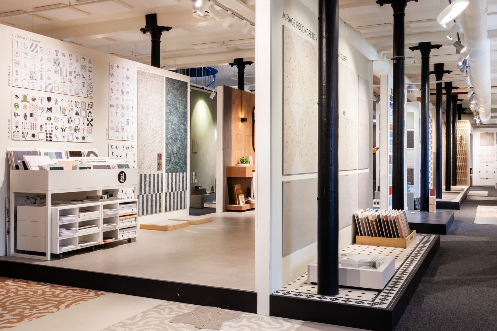 Interiørbilde fra FagFlis Arkitektshowroom med fliser i utstilling. Bildet viser varierte flistyper, fra store til små og i forskjellige farger.