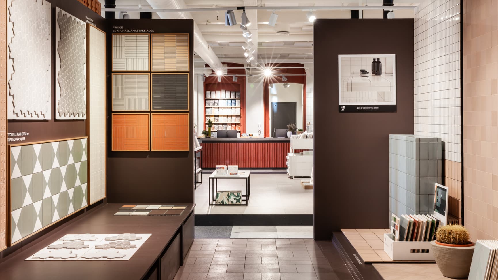 Interiør hos FagFlis Arkitektshowroom i Sagveien 21b. Fliser i utstilling.
