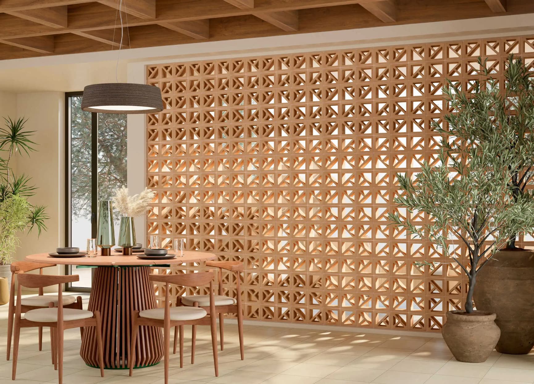 Interiør i varme farger med en skillevegg laget i byggeklosser av terracotta