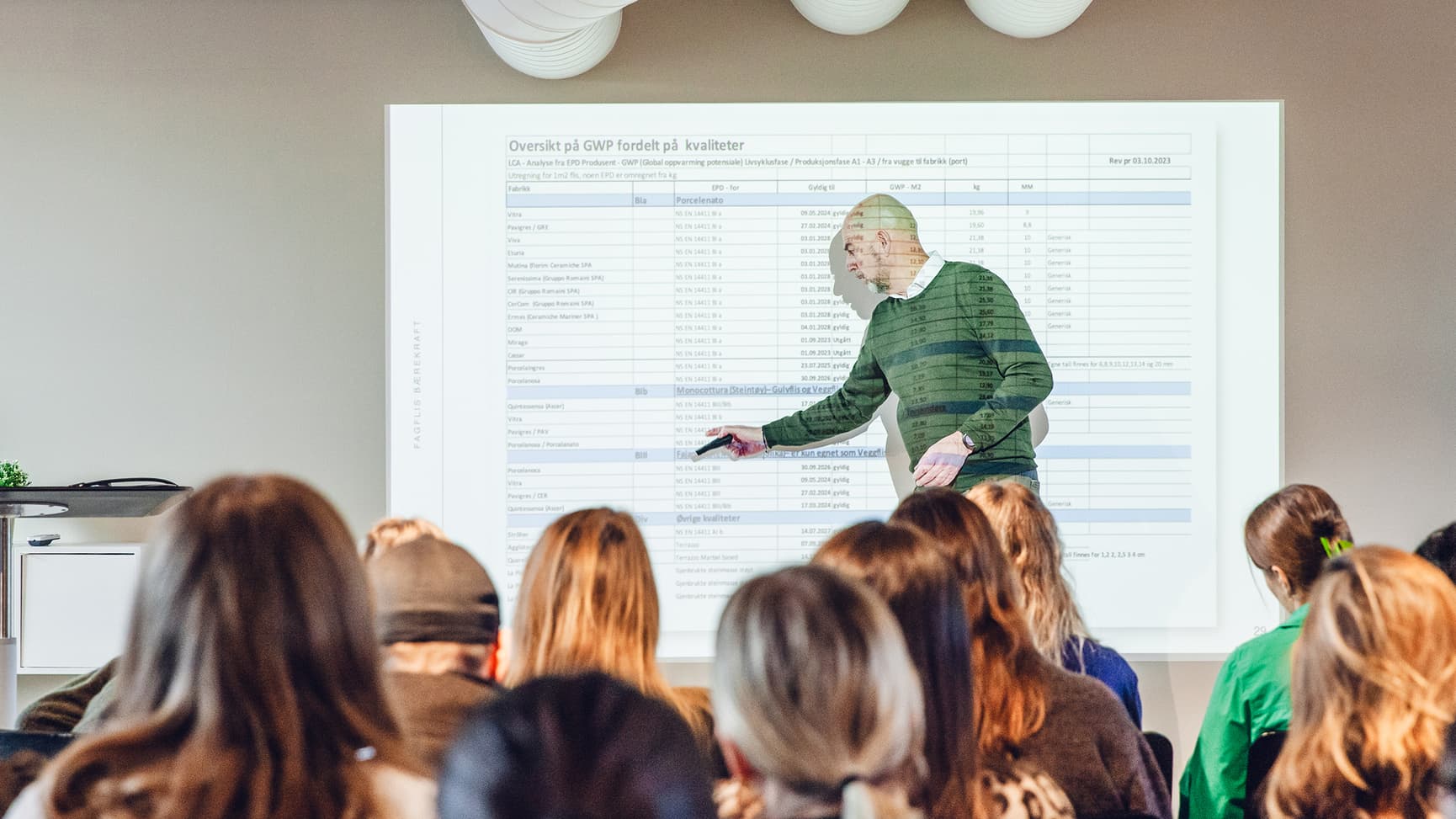 Mann holder kurs og peker på en tabell