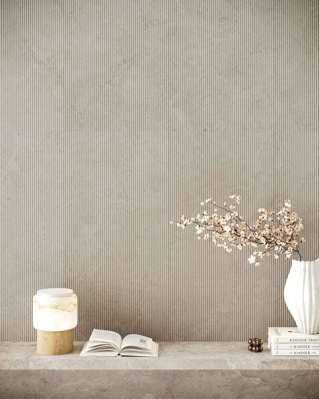 Detaljbilde av flislagt vegg med teksturflis med riller, i en lys greige farge